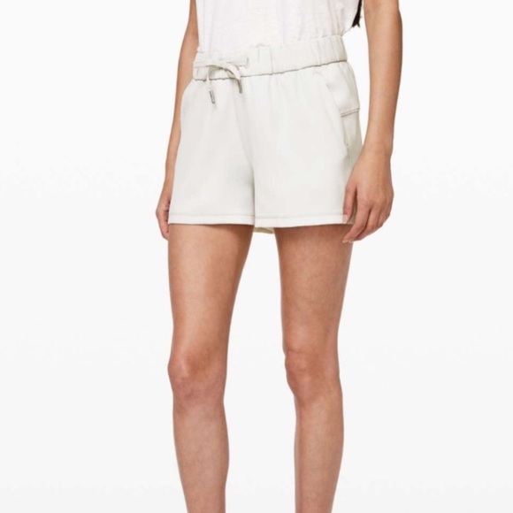 Lululemon On The Fly Woven 2.5” Shorts Silverstone Size 12 - Picture 3 of 14